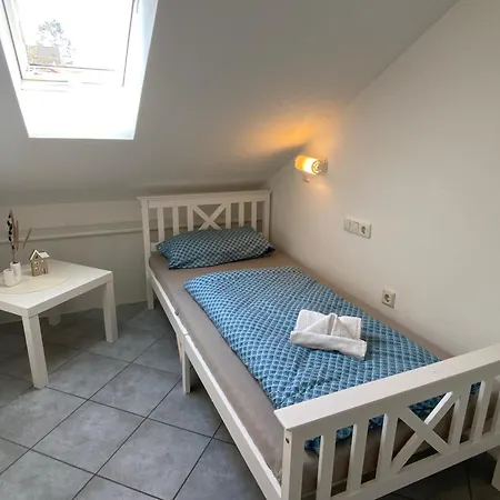 Gemuetliches Einzelbett Mit Tv Lohmar