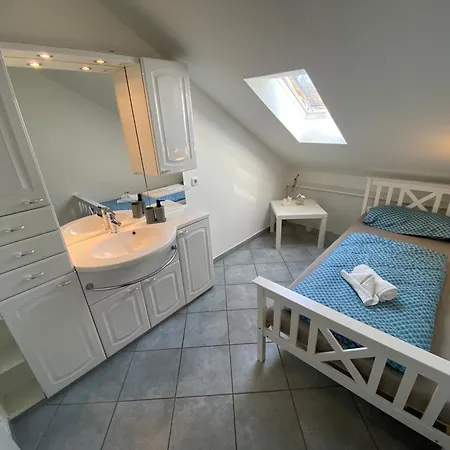 Gemuetliches Einzelbett Mit Tv * Lohmar